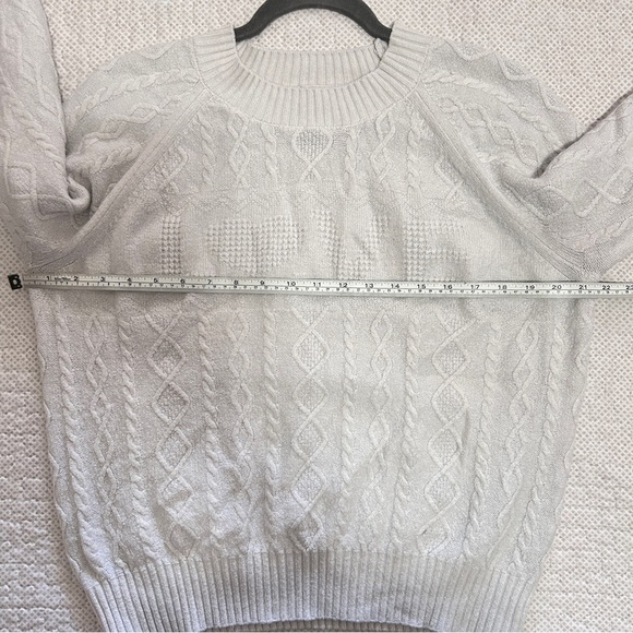 Elegant White Cable Knit Sweater - Picture 5 of 9